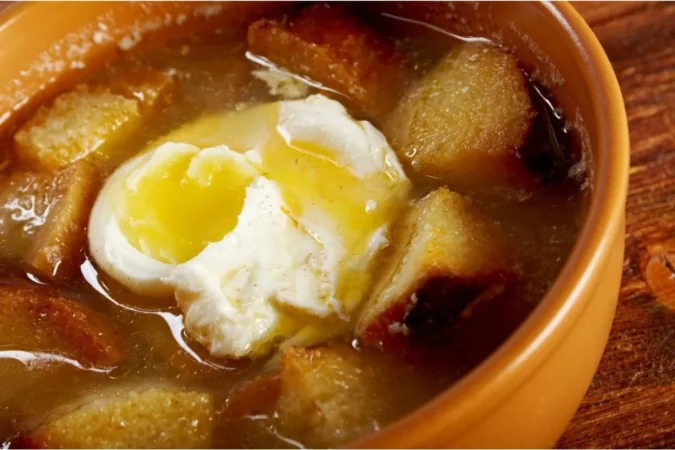 Ingredientes para elaborar la sopa de cebolla con huevo y jamón