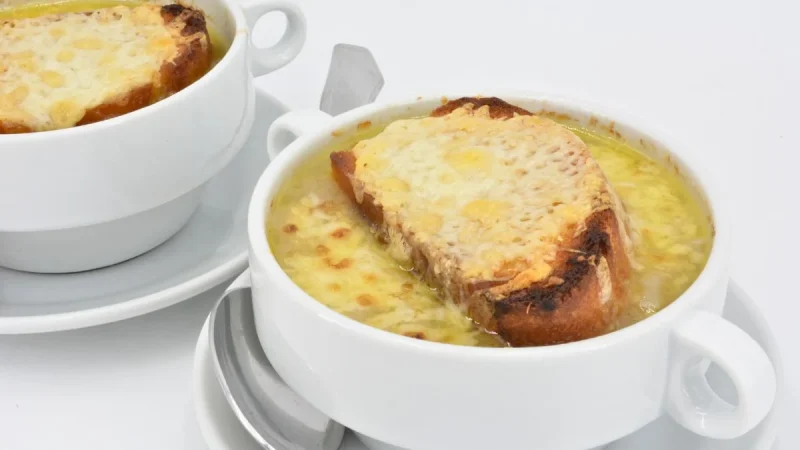 Consejos para elaborar una sopa de cebolla con huevo y jamón que no va a dejar indiferente a nadie