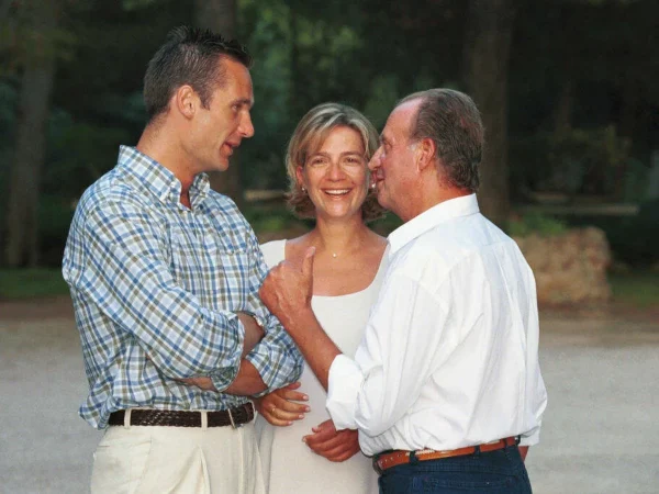 Revelan el polémico informe que el CNI pasó a Juan Carlos I sobre la vida secreta de Iñaki Urdangarin 6 Merca2.es ¿Un paralelismo con el emérito Juan Carlos I?