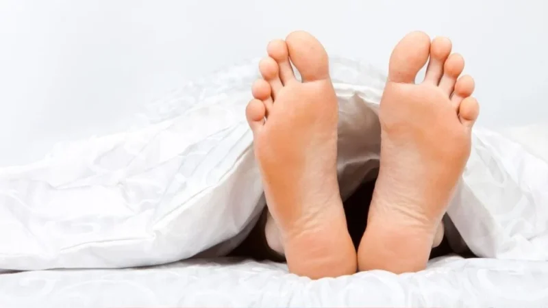 ¿Sacar el pie por fuera de la cama le sirve a todo el mundo?