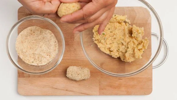 Prepara tus manos para moldear las croquetas