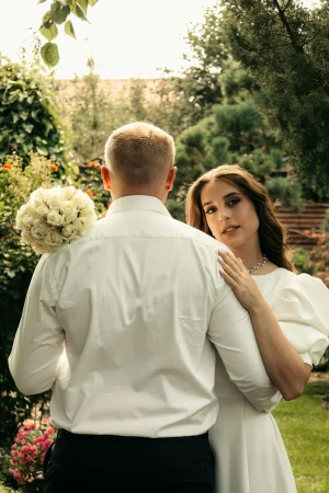Te contamos de donde viene la tradición de lanzar el ramo de flores en las bodas 8 Merca2.es Hechos intrigantes acerca de la tradición de lanzar el ramo