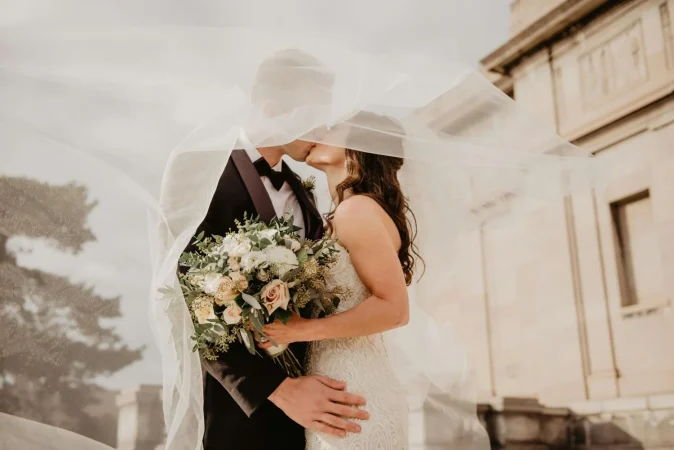 Te contamos de donde viene la tradición de lanzar el ramo de flores en las bodas 9 Merca2.es ¿De qué forma ha evolucionado esta costumbre a lo largo de los años?