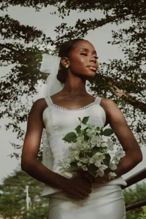 Te contamos de donde viene la tradición de lanzar el ramo de flores en las bodas 10 Merca2.es ¿Qué factores contribuyen a la durabilidad del lanzamiento del ramo?