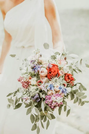 Te contamos de donde viene la tradición de lanzar el ramo de flores en las bodas 11 Merca2.es Una costumbre ancestral que perdura en el tiempo