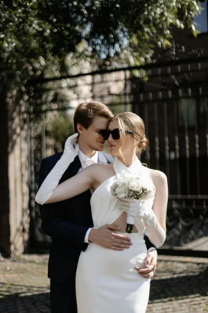 Te contamos de donde viene la tradición de lanzar el ramo de flores en las bodas 1 Merca2.es Arrojar el ramo de la novia durante la Edad Media