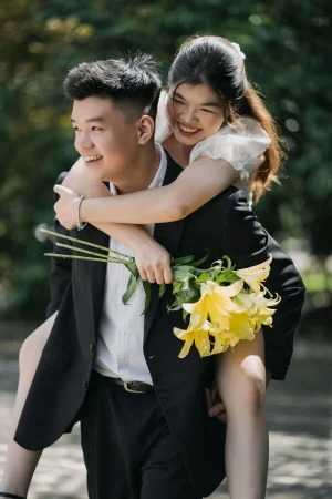 Te contamos de donde viene la tradición de lanzar el ramo de flores en las bodas 2 Merca2.es El sentido de fondo que tiene el ramo de novia en la boda