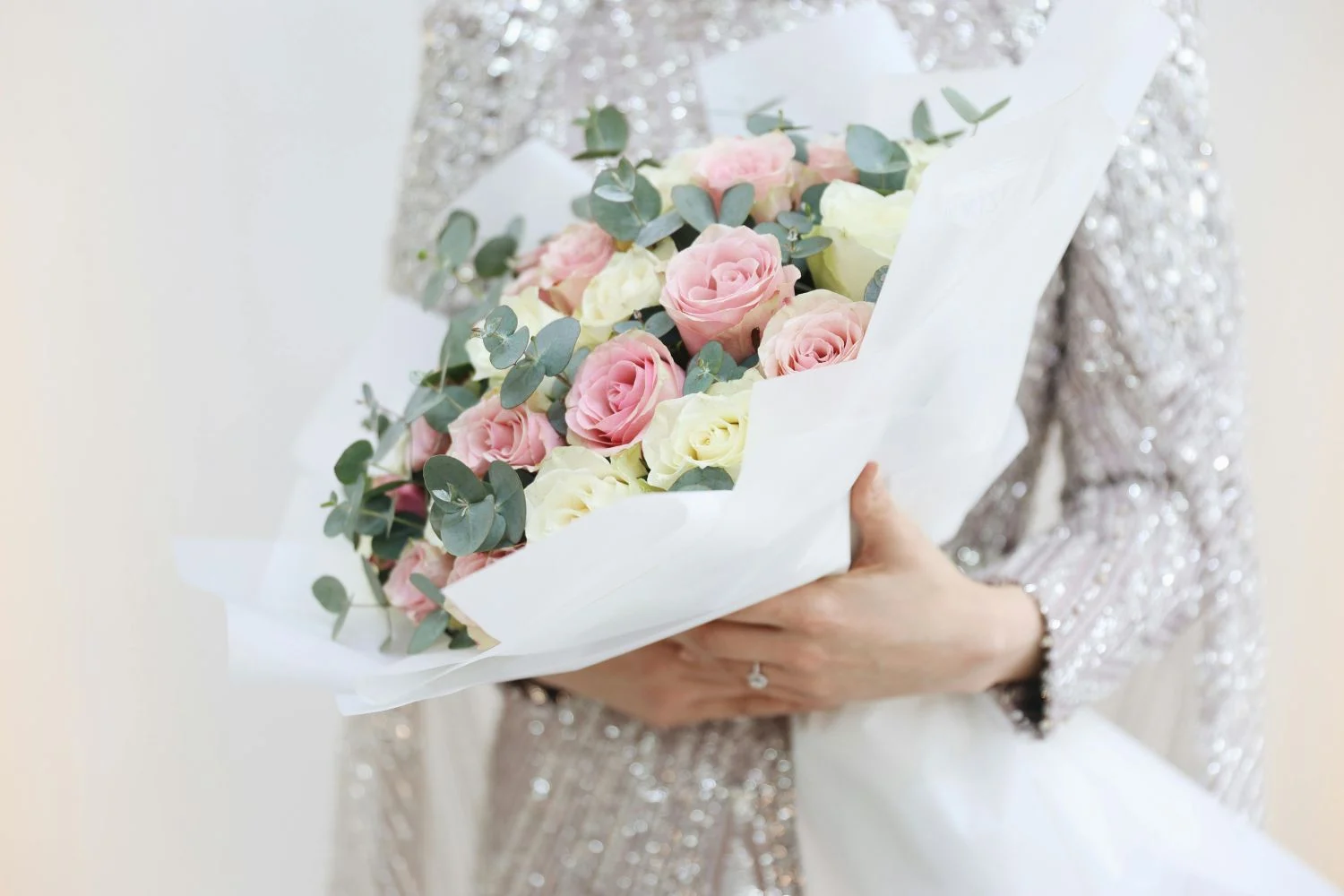 Te contamos de donde viene la tradición de lanzar el ramo de flores en las bodas