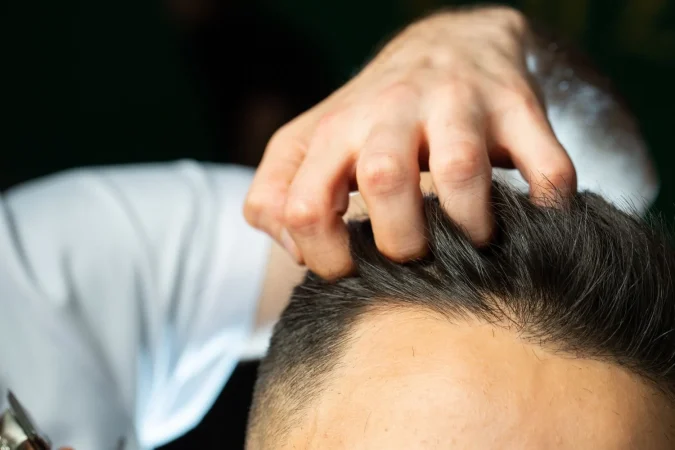 barber checks with fingers hairs Merca2.es