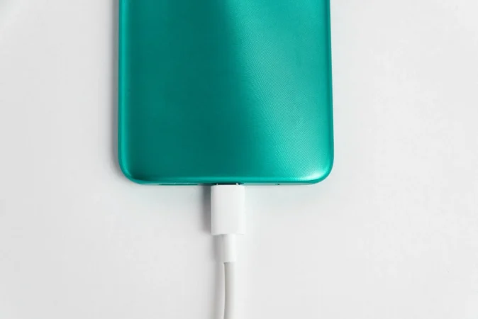 Toma nota de estos trucos y alarga la vida de tu teléfono móvil 3 Merca2.es blue cell phone connected usb cable type c charging Merca2.es