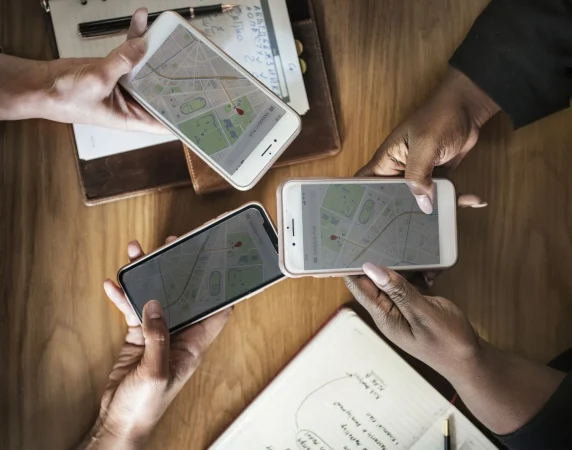 business people using maps phones Merca2.es