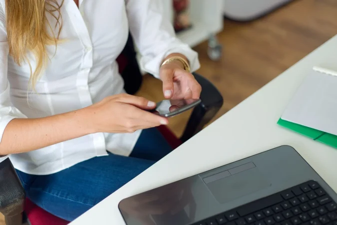 business woman working with mobile phone her office Merca2.es