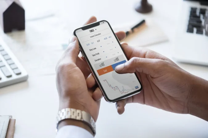 businessman checking stock market online Merca2.es