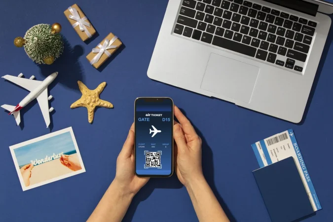 christmas travel concept with laptop Merca2.es