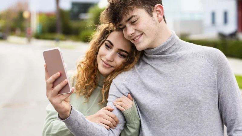 couple taking selfie outdoors close up Merca2.es