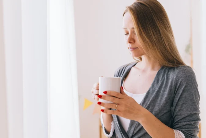 girl drinking coffee morning Merca2.es