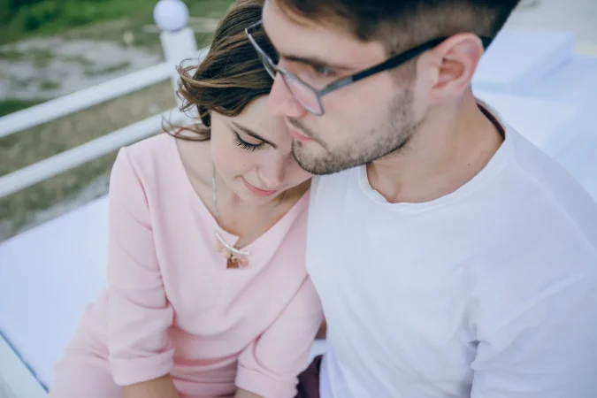girl leaning her boyfriend s shoulder Merca2.es