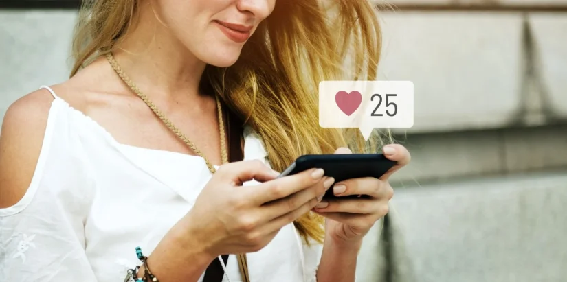 happy woman using social media her smartphone Merca2.es