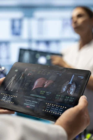 Logran diseñar con la IA unas proteínas que neutralizan este peligroso veneno 38 Merca2.es medic expert analyzing ct scan result examine organs condition Merca2.es