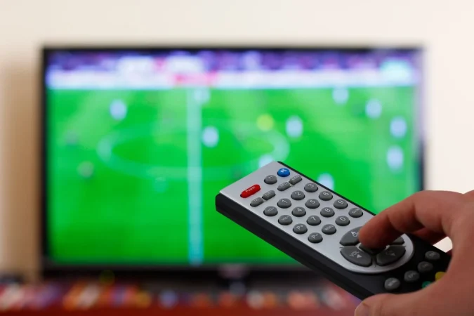 partido de futbol en la television Merca2.es