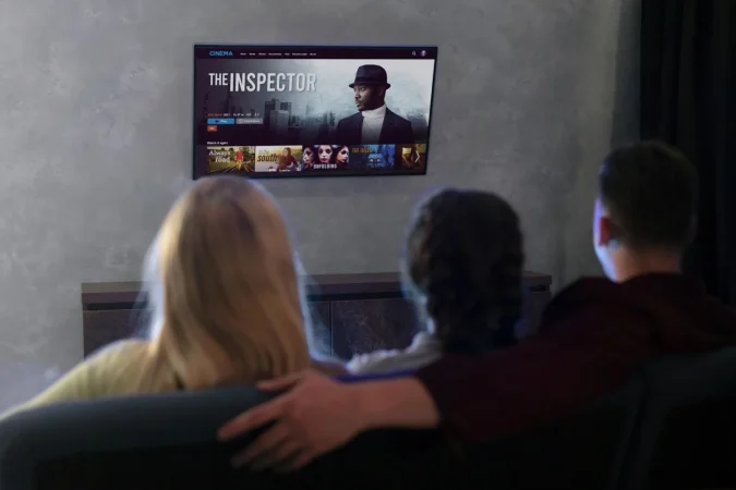 people watching streaming service together indoors Merca2.es