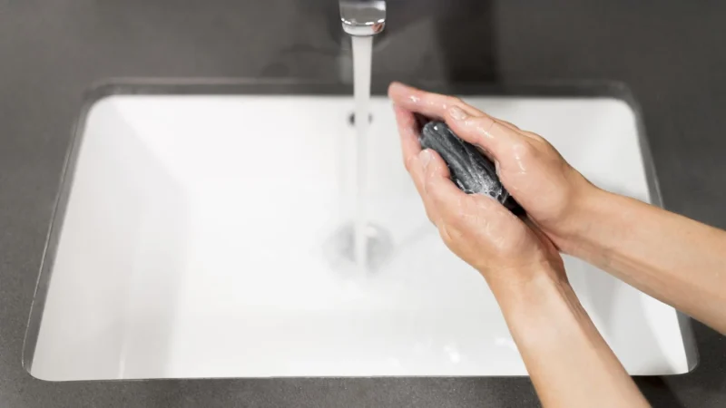 person washing hands with soap 1 Merca2.es