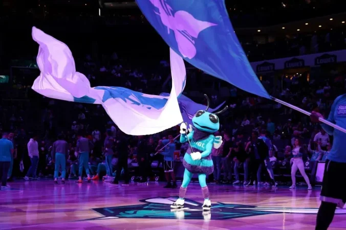 Insólito momento: un equipo de la NBA le regala una PS5 a un niño en público y luego se la quita 3 Merca2.es Play Hornets