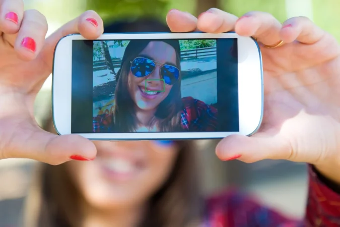 portrait beautiful girl taking selfie with mobile phone Merca2.es