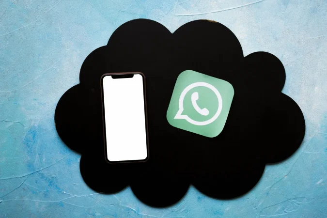 smartphone media icon black cloud painted blue wall Merca2.es