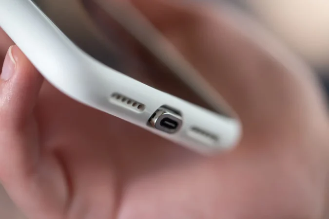 Toma nota de estos trucos y alarga la vida de tu teléfono móvil 2 Merca2.es smartphone with magnetic connecting cable close up female hands Merca2.es