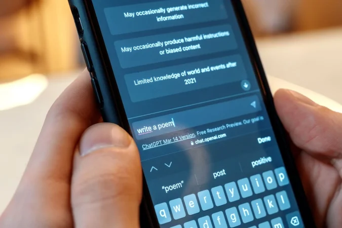 smartphone with opened ai chat it 1 Merca2.es
