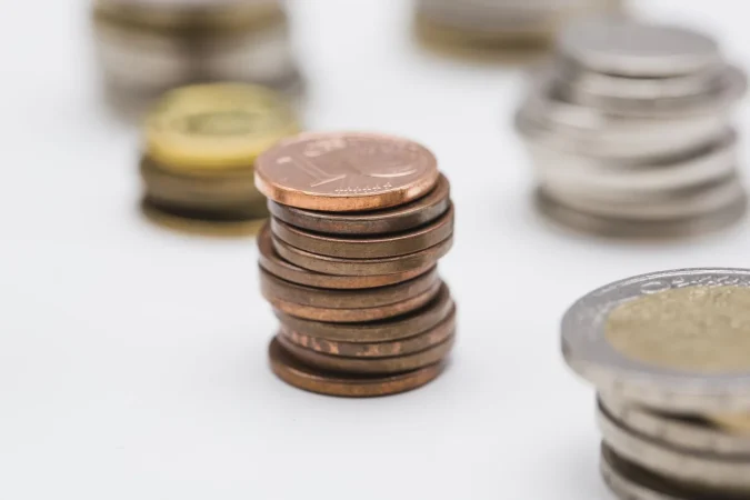 stack copper coins white background Merca2.es