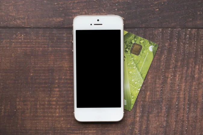 top view smartphone with credit card Merca2.es