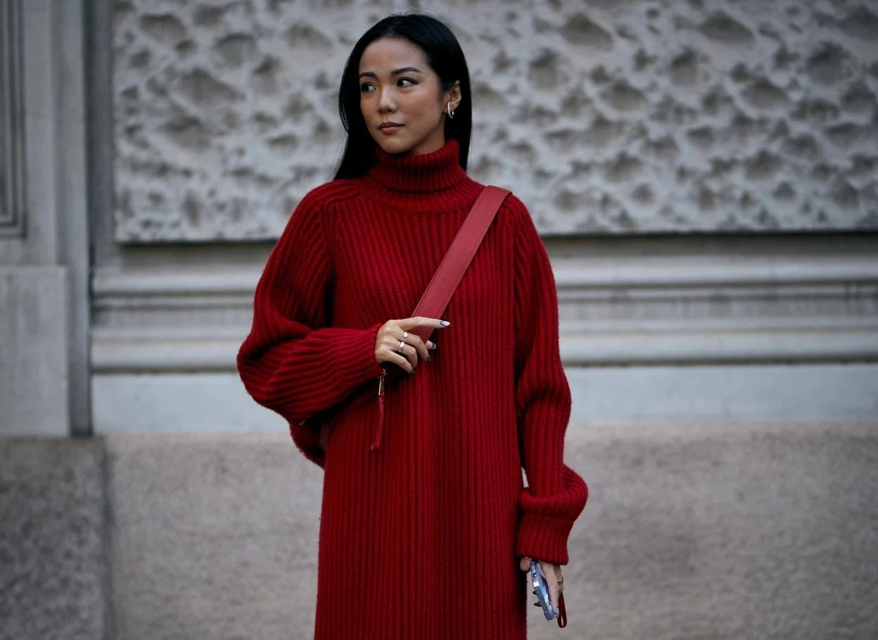 Calentita y sofisticada con estos 5 vestidos favorecedores y versátiles de Mango