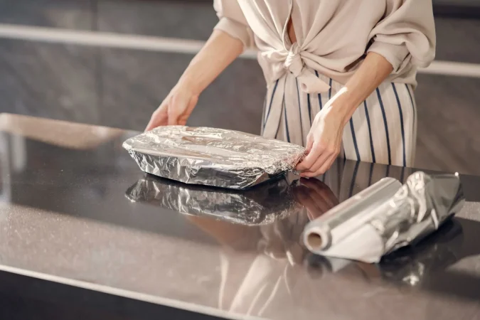 ¿Por qué la gente se envuelve los pies en papel de aluminio?
