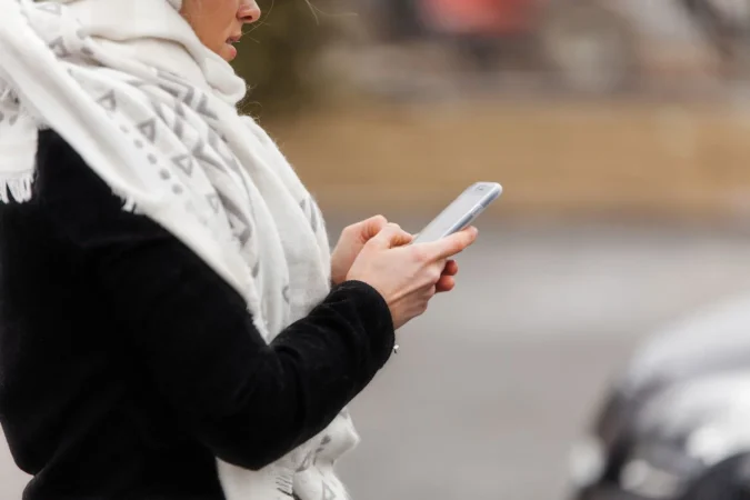 woman typing smartphone Merca2.es