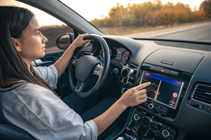 Así va a ser el nuevo CarPlay que tiene preparado Apple 25 Merca2.es woman using navigation system while driving car Merca2.es