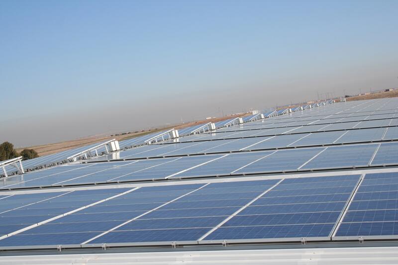 La energía solar fotovoltaica supera a la eólica y se convierte en la tecnología de mayor potencia instalada en España