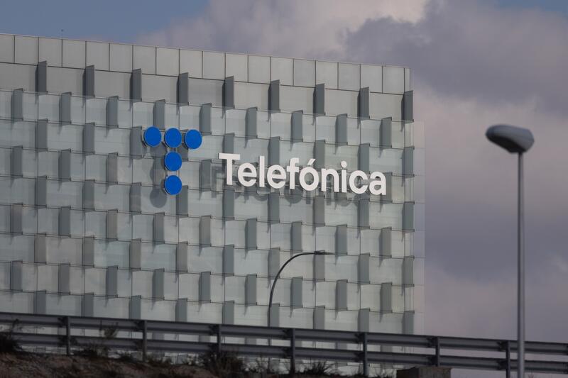 Piden a la CNMV evaluar si SEPI, Criteria y STC deben ‘opar’ Telefónica