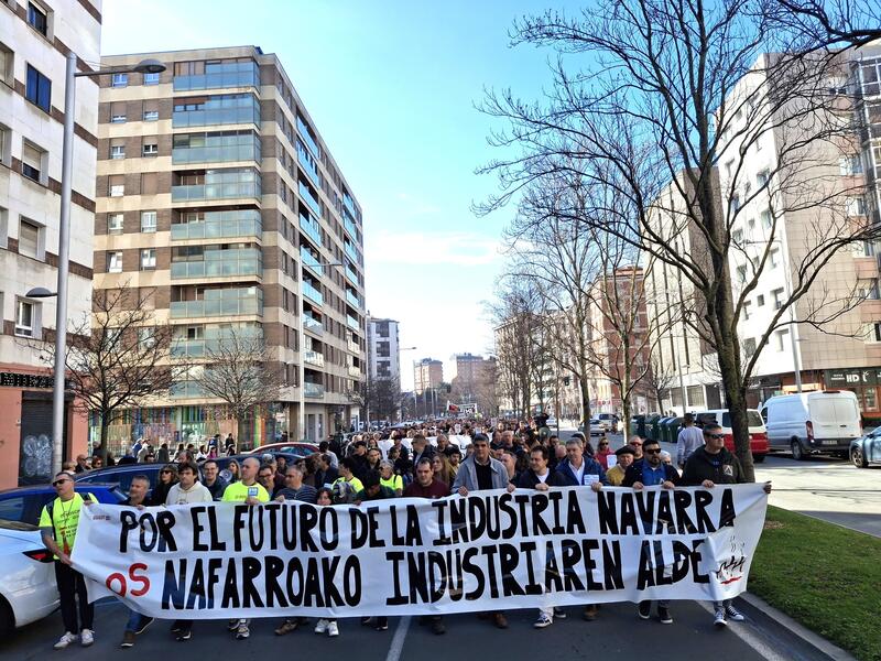 Multitudinaria manifestación en Pamplona por el futuro de la industria en Navarra
