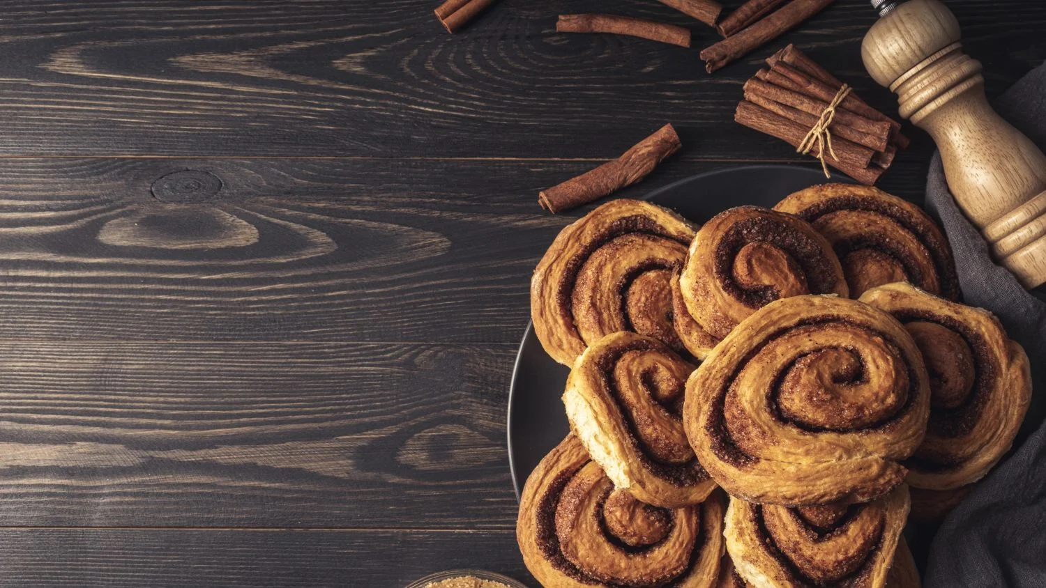 Así puedes hacer en casa unas palmeritas de hojaldre mejores que las de la pastelería de abajo