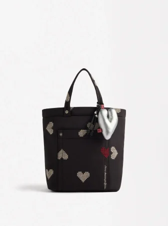 Parfois sorprende con el bolso tote más chic y práctico para elevar cualquier look en 2025 14 Merca2.es Bolso Tote de Nylon Bordado Corazones
