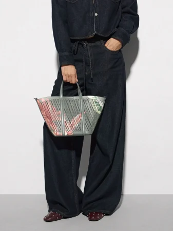 Parfois sorprende con el bolso tote más chic y práctico para elevar cualquier look en 2025 17 Merca2.es Bolso Tote Estampado Floral