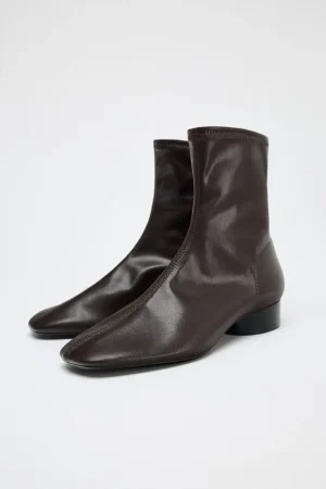 Lleva el estilo a otro nivel con estos botines de Zara: no podrás dejar de caminar con ellos 49 Merca2.es Botín Pespunte Soft: Estilo y comodidad al alcance de tus pies
