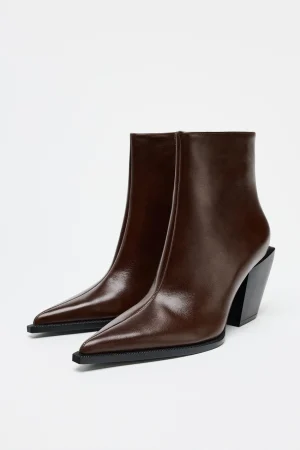 Lleva el estilo a otro nivel con estos botines de Zara: no podrás dejar de caminar con ellos 52 Merca2.es Botín Tacón Cowboy Piel: El toque salvaje que tu estilo necesita