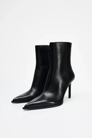 Lleva el estilo a otro nivel con estos botines de Zara: no podrás dejar de caminar con ellos 51 Merca2.es Botín Tacón Fino Piel: Elegancia que te hace caminar con confianza