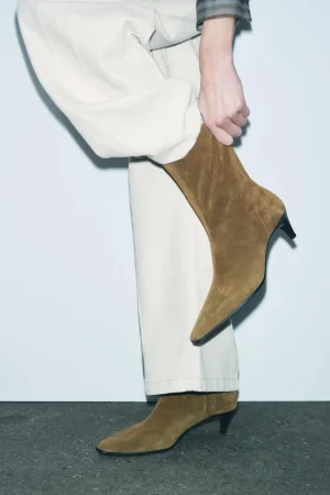 Lleva el estilo a otro nivel con estos botines de Zara: no podrás dejar de caminar con ellos 50 Merca2.es Botín Tacón Kitten Serraje: Elegancia a tus pies