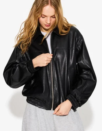Bershka presenta la cazadora efecto piel oversize que será la estrella de tu look casual en primavera 16 Merca2.es Cazadora efecto piel oversize