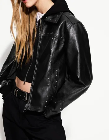 Bershka presenta la cazadora efecto piel oversize que será la estrella de tu look casual en primavera 19 Merca2.es Cazadora efecto piel tachas