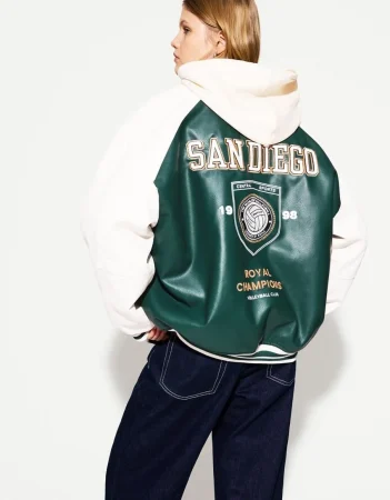 Bershka presenta la cazadora efecto piel oversize que será la estrella de tu look casual en primavera 20 Merca2.es Cazadora efecto piel varsity